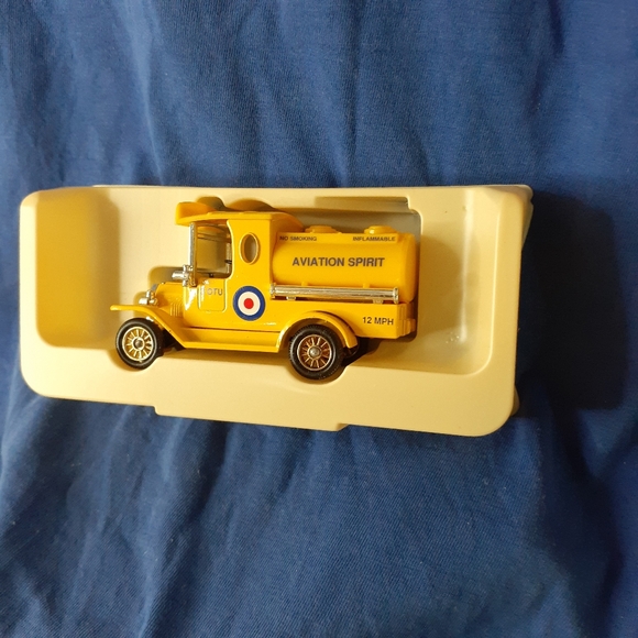 Rare Lledo Die Cast RCAF Tanker 1 of 1000 Certified Promotional $12.50 🇨🇦 Ship - Picture 9 of 14